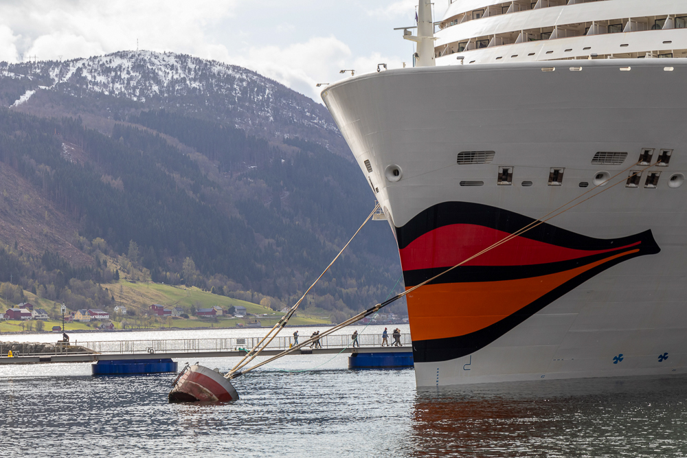 Kussmund der AIDAnova in Nordfjordeid auf einer Kreuzfahrt nach Norwegen