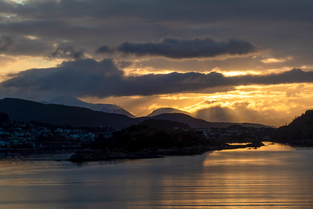 Sonnenaufgang in Alesund bei einer Aida Kreuzfahrt nach Norwegen