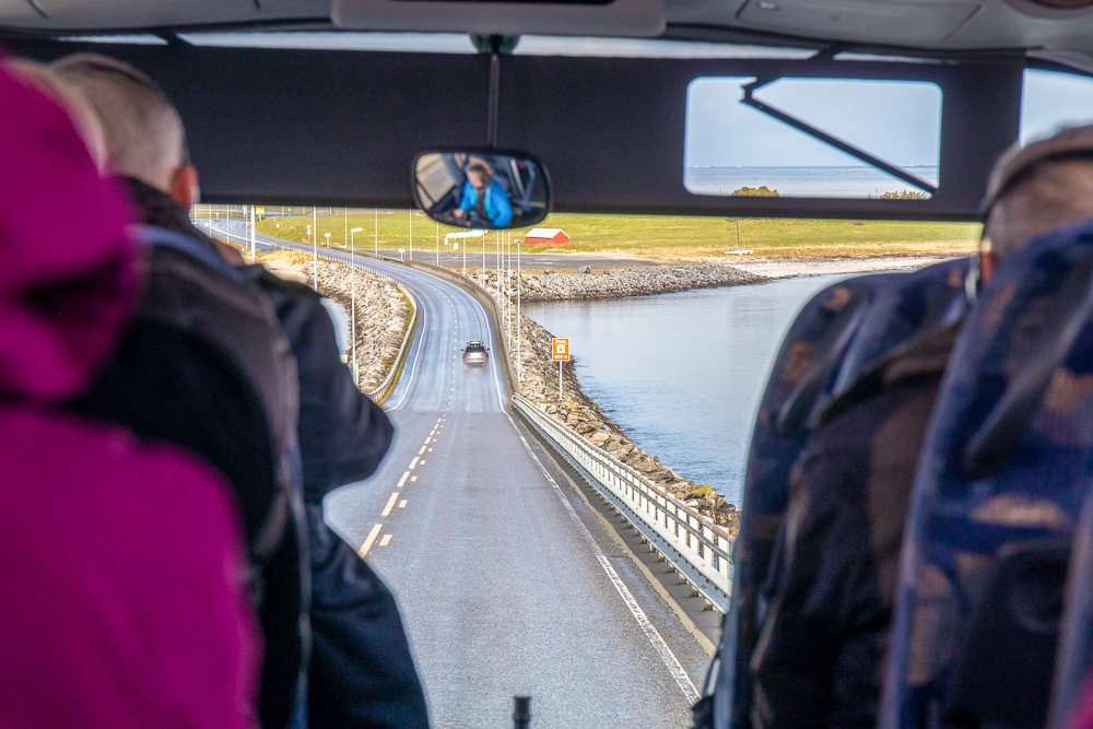 Auf die Insel Giske bei Alesund führt eine Brücke.