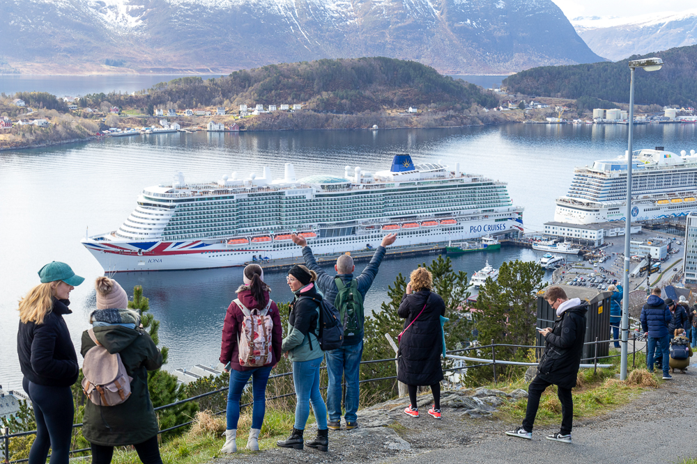 Das Kreuzfahrtschiff Iona im Hafen von Alesund in Norwegen vom Aussichtspunkt Aksla aus gesehen