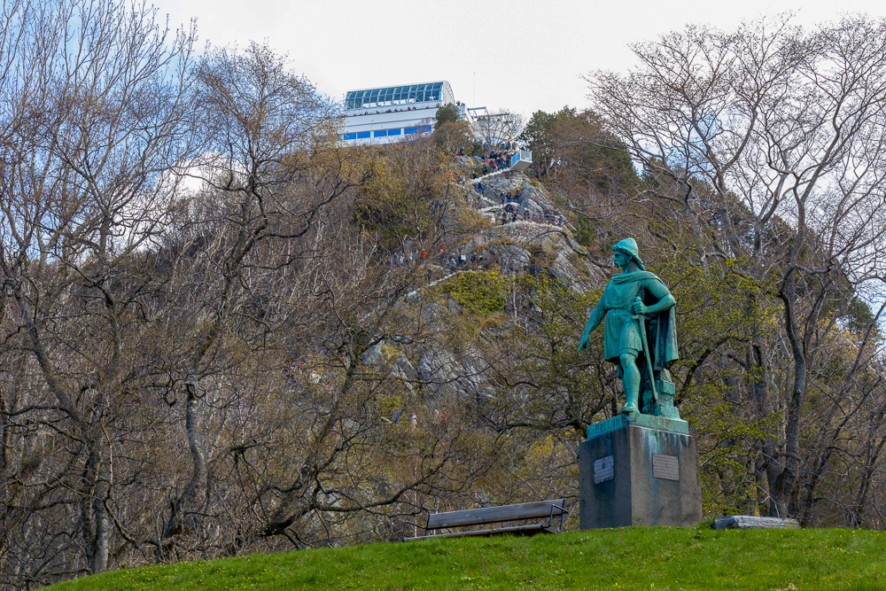 Statue des Wikingers Rollo im Stadtpark von Alesund in Norwegen mit dem Berg Aksla im Hintergrund