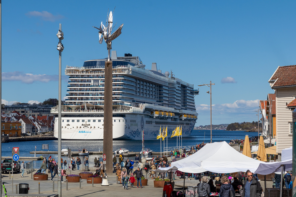 Das Kreuzfahrtschiff AIDAnova im Hafen von Stavanger in Norwegen