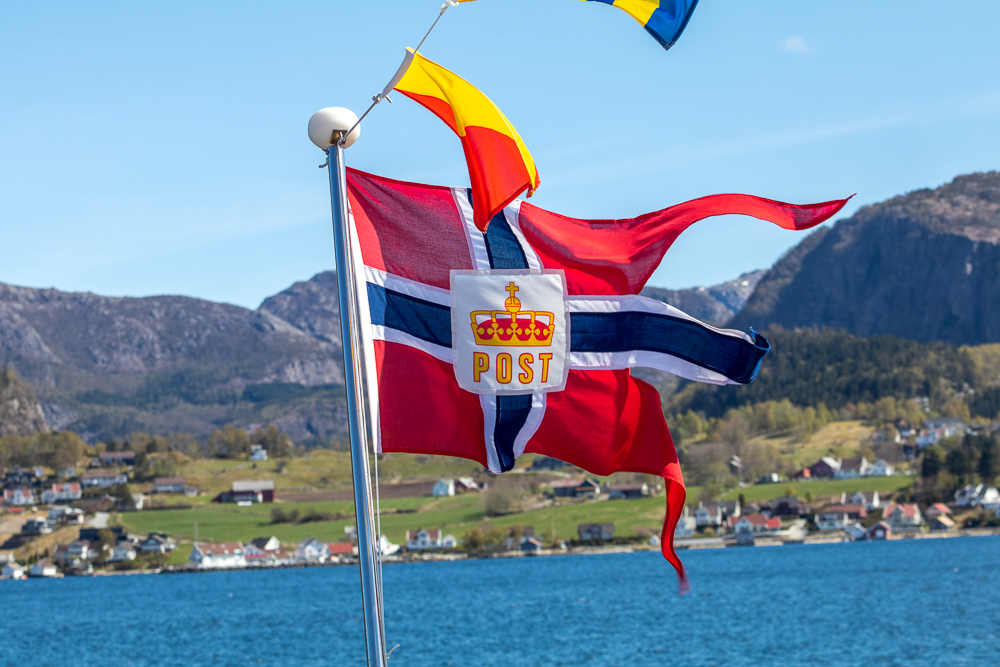 Ausflug mit einem Katamaran von Stavanger über den Lysefjord zum Preikestolen mit Fahne b zw. Flagge der norwegischen Postschiffe.