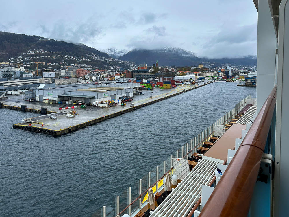 Die AIDAnova legt auf einer Kreuzfahrt nach Norwegen im Hafen von Bergen an.