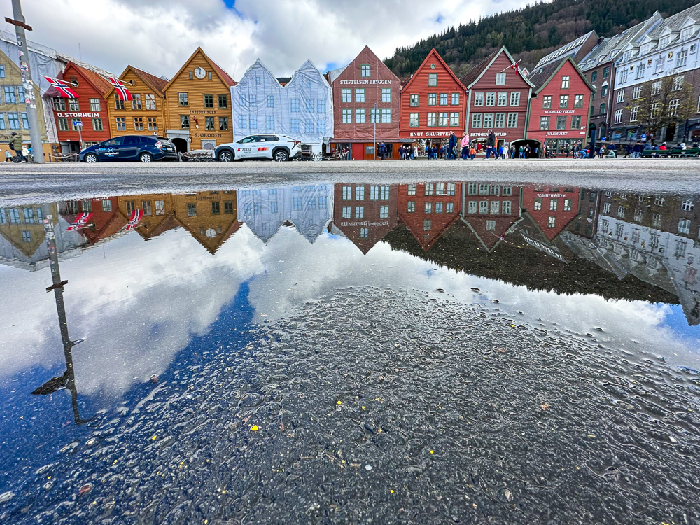 Das Hanseviertel Bryggen in Bergen mit seinen Holzhäusern auf einer Kreuzfahrt mit der AIDAnova nach Norwegen.