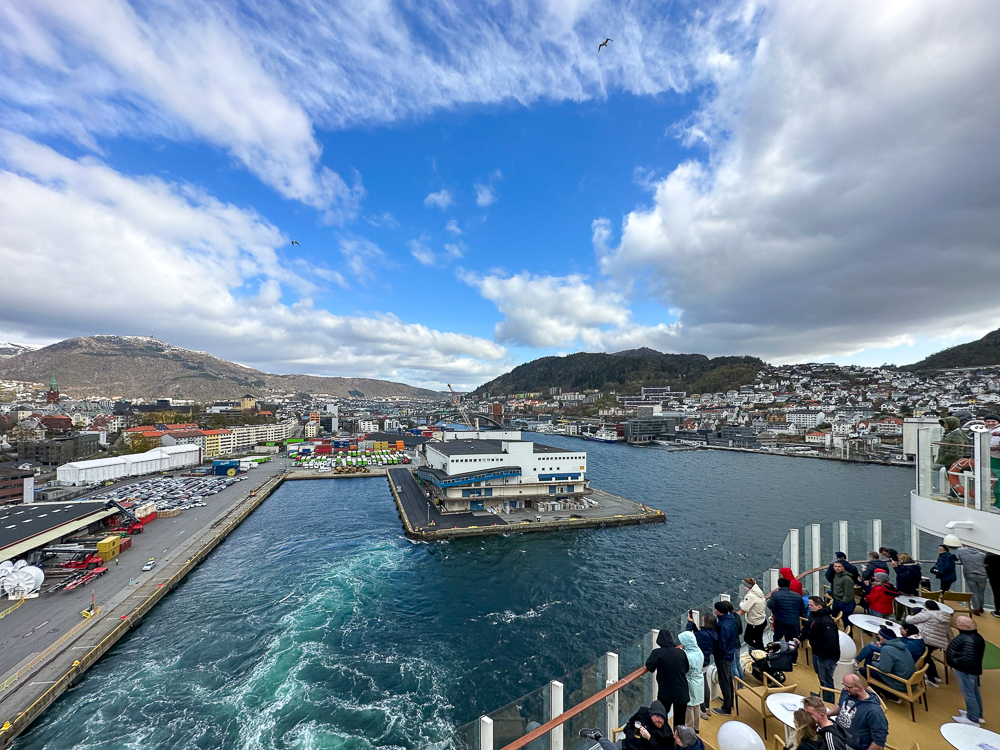 Die AIDAnova legt auf einer Kreuzfahrt in Norwegen im Hafen von Bergen ab.