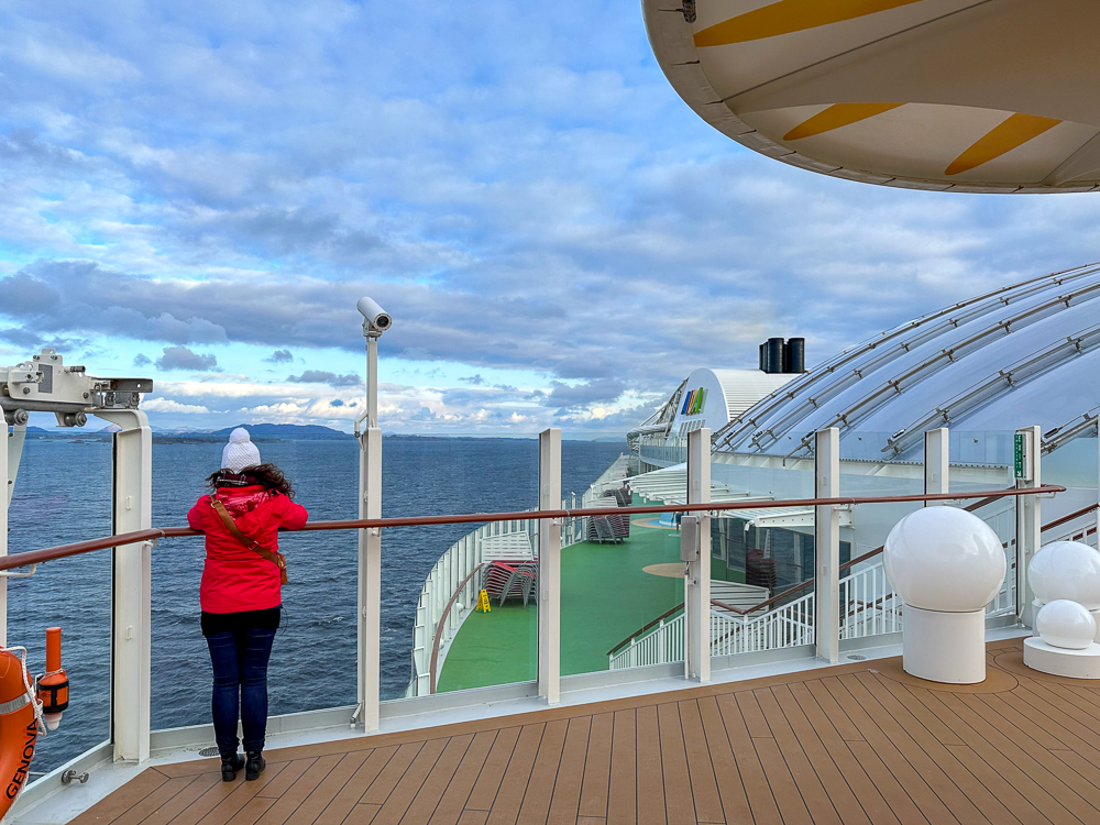 Die AIDAnova legt auf einer Kreuzfahrt in Norwegen im Hafen von Bergen ab.