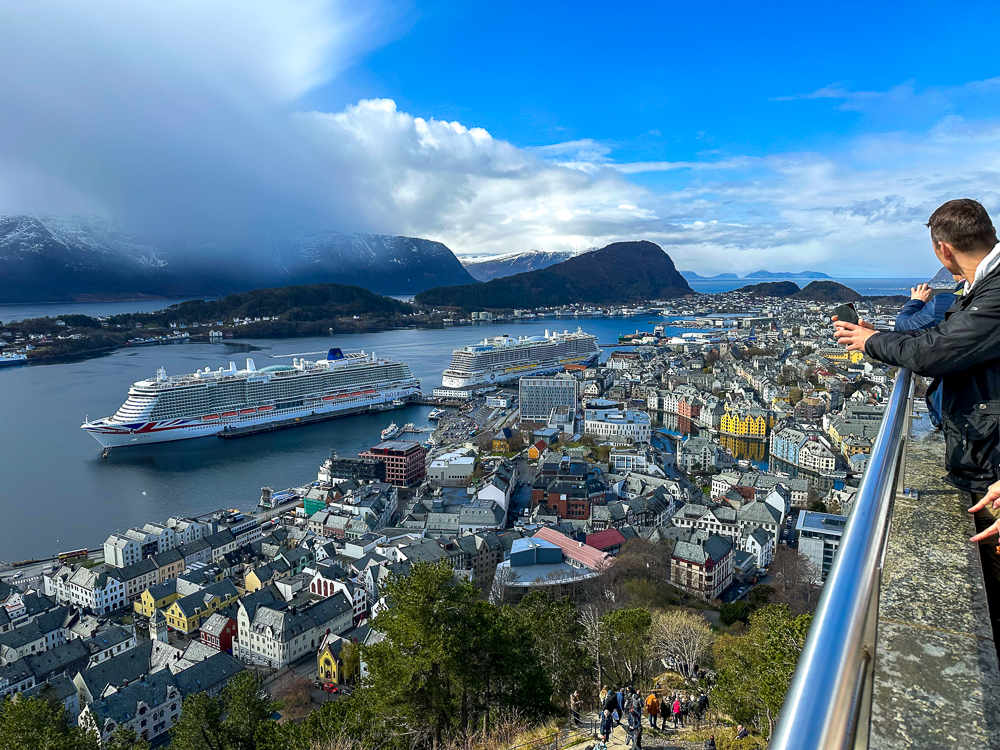 Das Kreuzfahrtschiff AIDAnova im Hafen von Alesund in Norwegen vom Aussichtspunkt Aksla aus gesehen