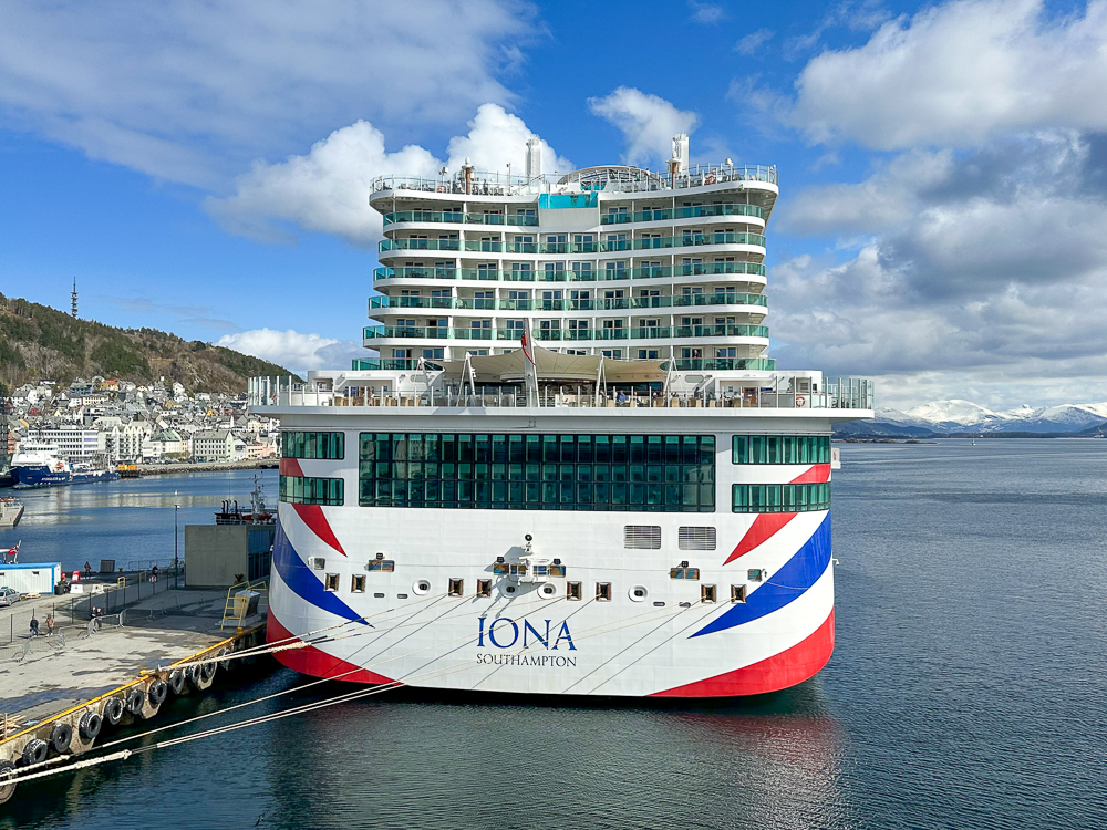 Kreuzfahrtschiff Iona in Alesund Norwegen