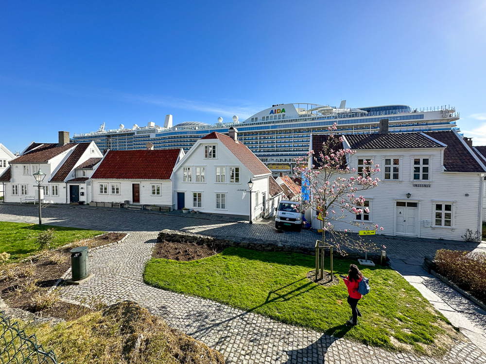 Gamle Stavanger mit seinen historischen weißen Holzhäusern gehört zu den beliebtesten Sehenswürdigkeiten in Stavanger Norwegen. Im Frühling ist es besonders schön.